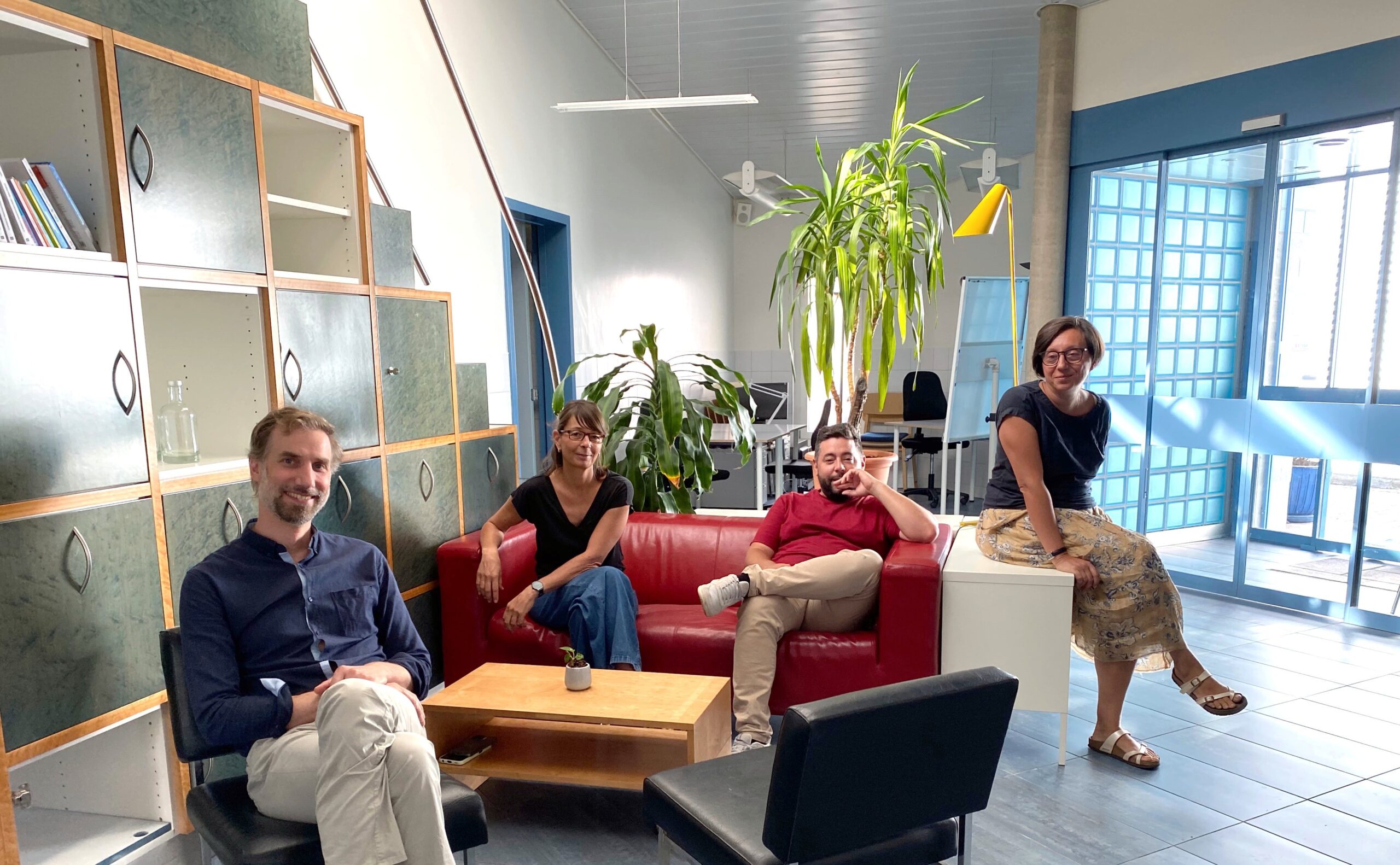 L'équipe de la COMETE au milieu de son nouveau local